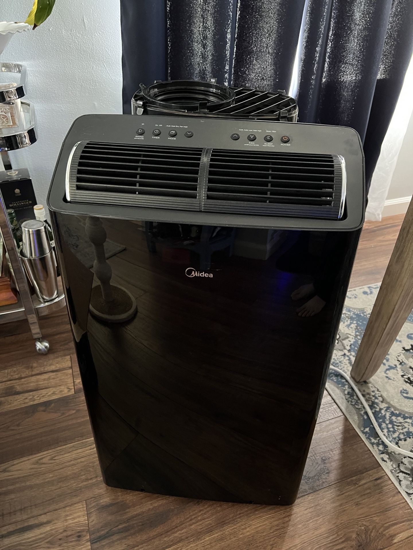 Midea DUO Smart Inverter 14,000 BTU Portable Air Conditioner with Heat 550 Sq Ft Like new!