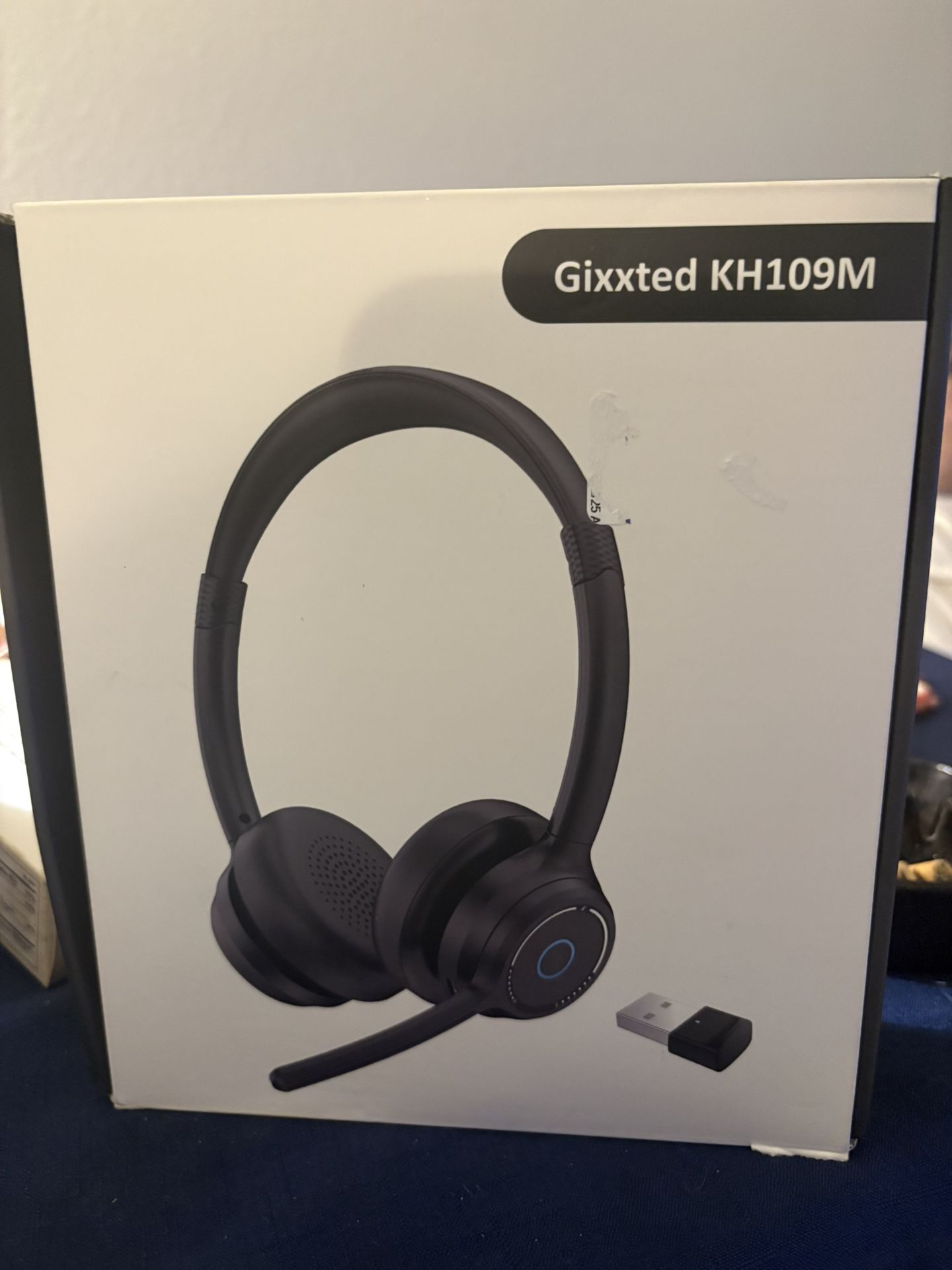 Gixxted KH109Mwireless Bluetooth headset. 