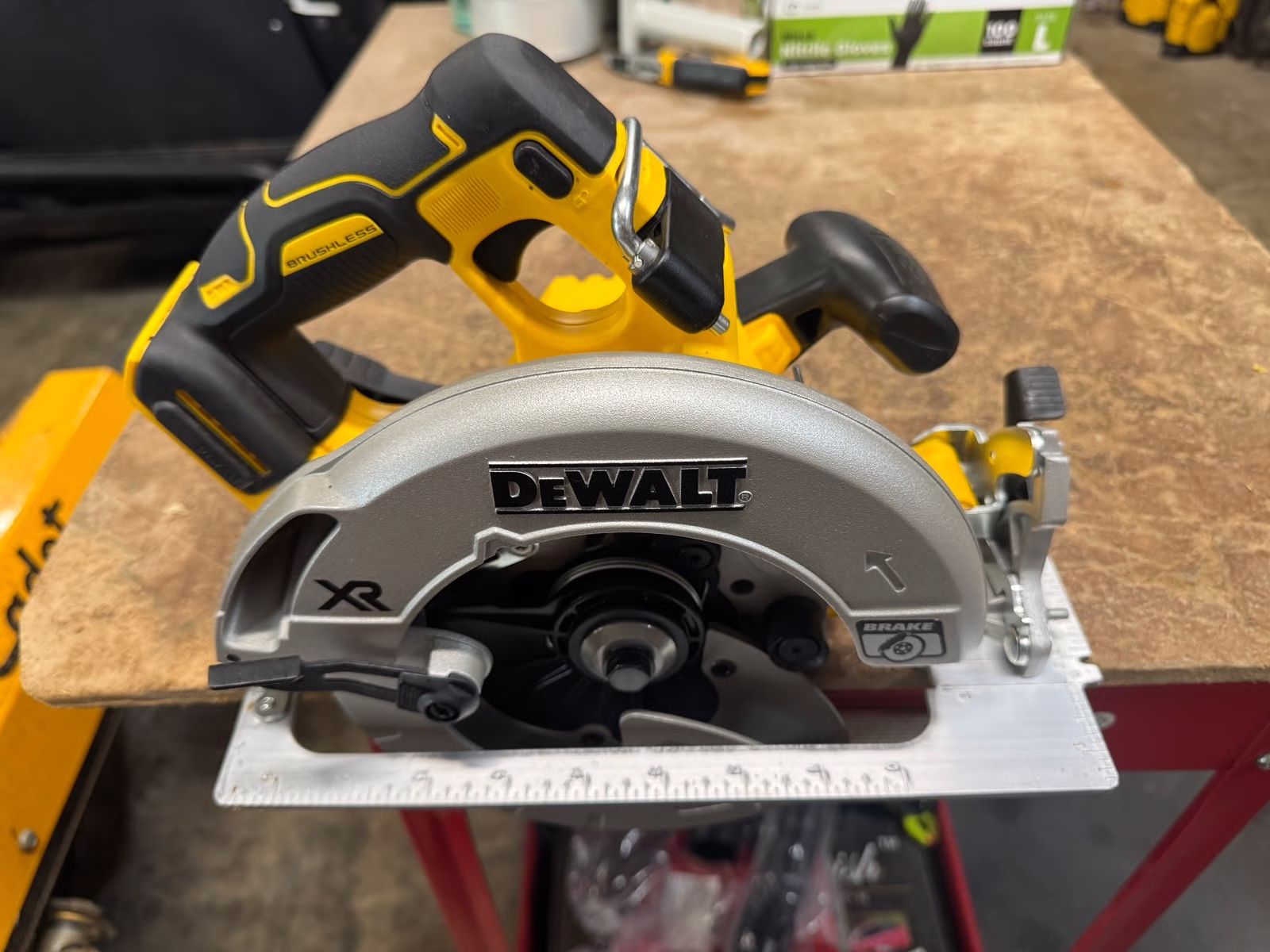 DEWALT 20V MAX XR Cordless Brushless 7-1/4 in. Circular Saw.