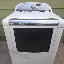 Whirlpool Digital Gas Dryer. In Great Working Condition