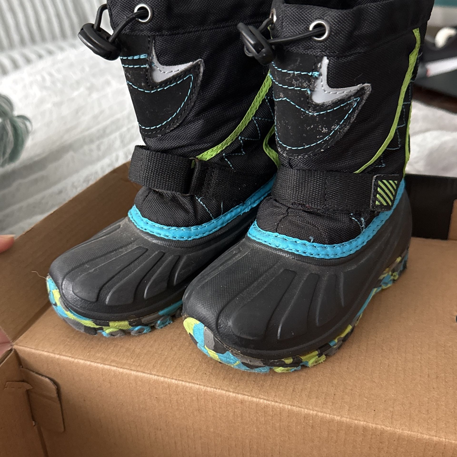 Kids Snow boots Size 7