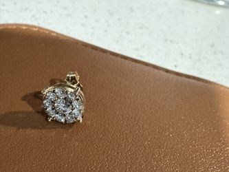 Single 1 Ct Gold Halo Earring