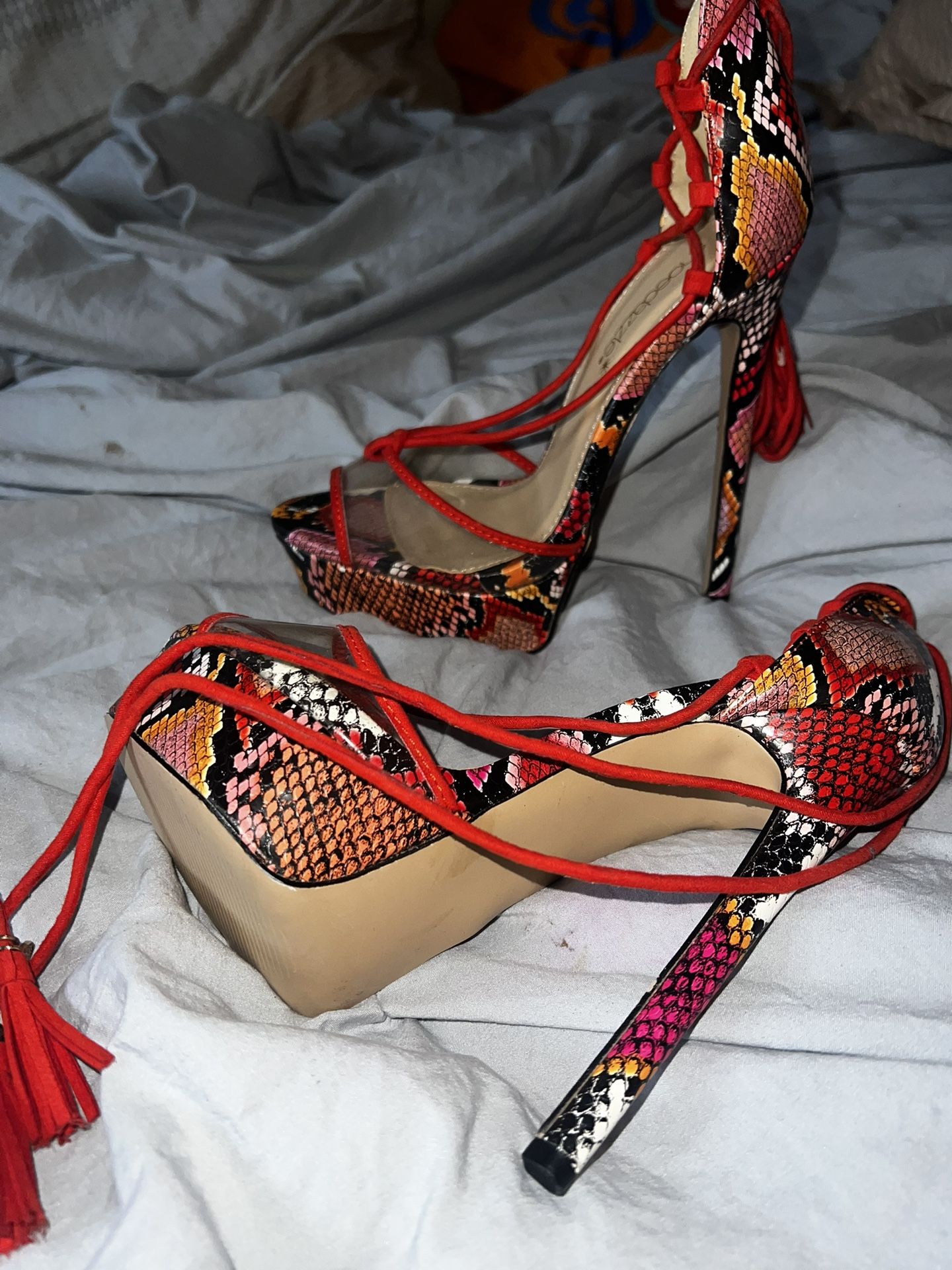 Heels size 6 Never worn