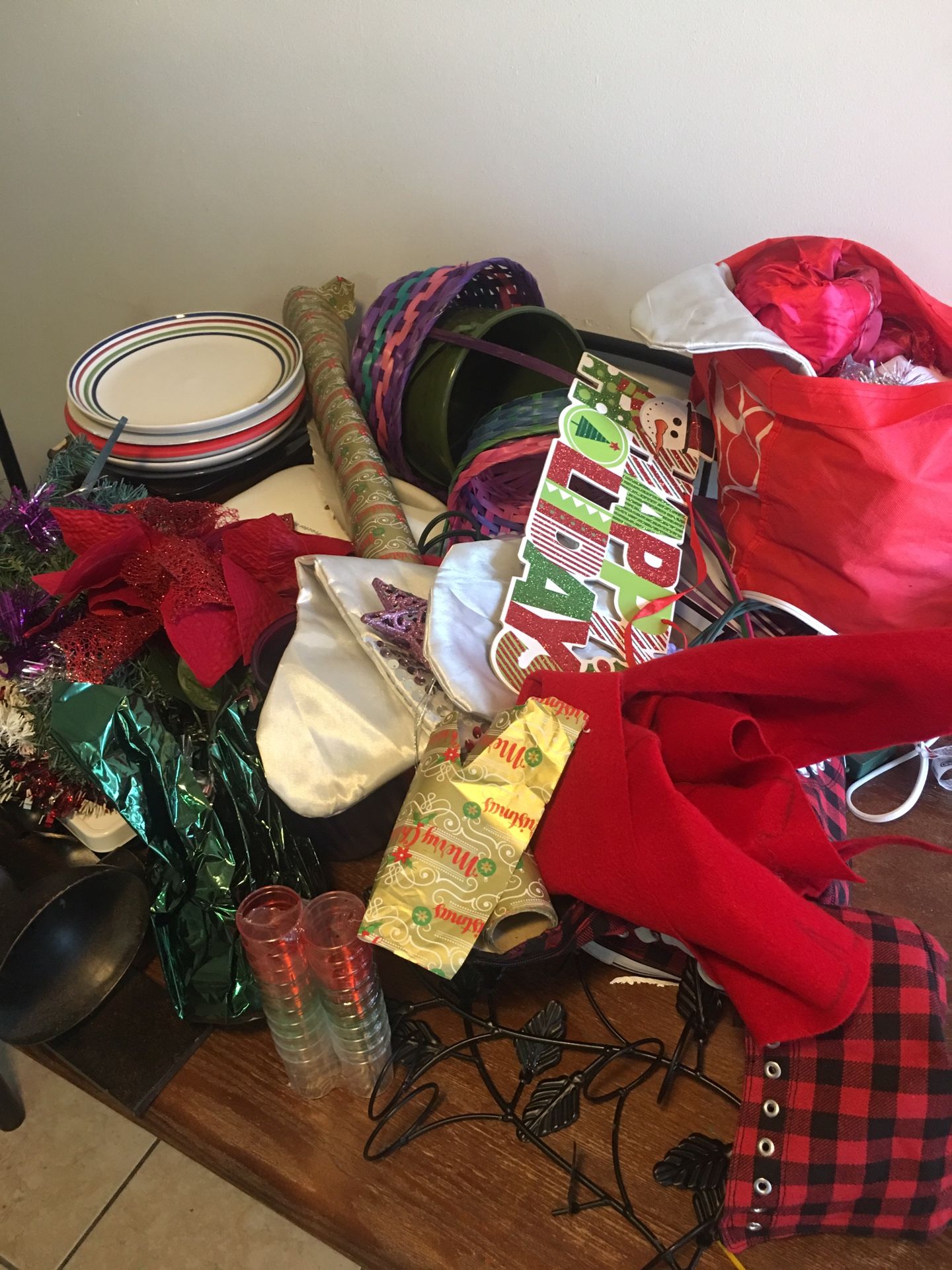 Free free free !!!! Christmas decor,pots,pans,Christmas tree,plates