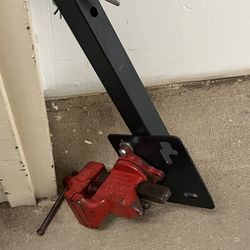 Hitch Receiver With Vise 