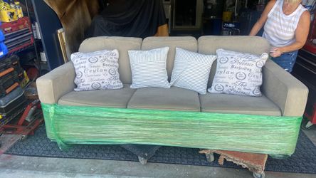 Comfortable couch, thick cushions no stains excellent condition