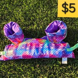 SWIM LIFE VEST LIFE JACKET (SELLING FOR $5)