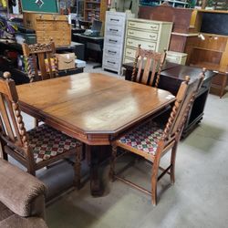 Antique/  Vintage Eastlake Dining Table Set. 4 Chairs Included. Rustic. Farmhouse 