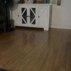 White Consolé Table , Real Wood , Very Nice Just Selling Because I Want Different Colors In My Home 