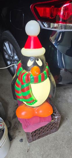 Vintage Blow Mold 28" Chilly Willy Penguin Christmas( Read full description)