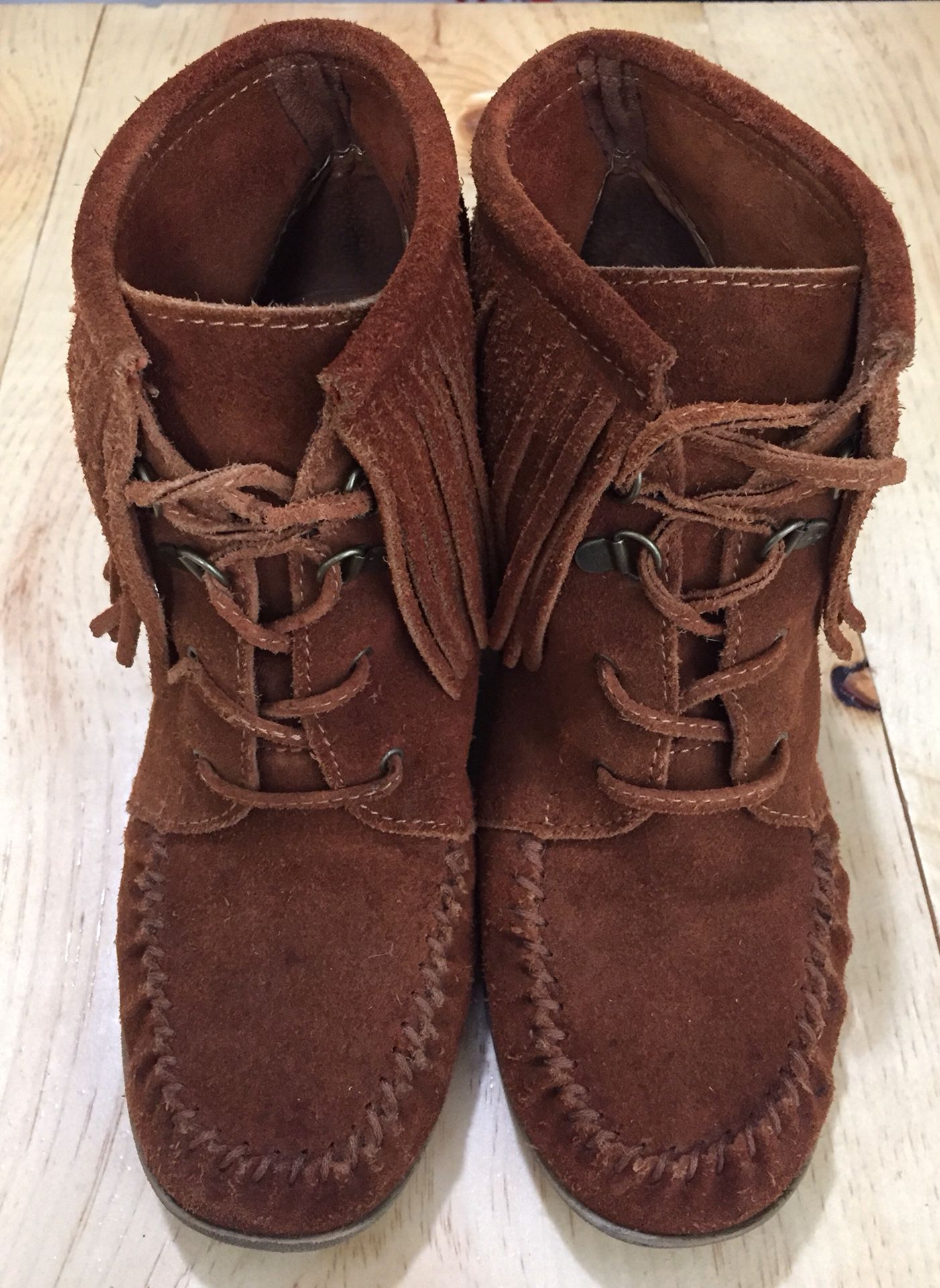 Minnetonka . Brown Leather . Fringe . Wedge . Ankle boots . Size 8