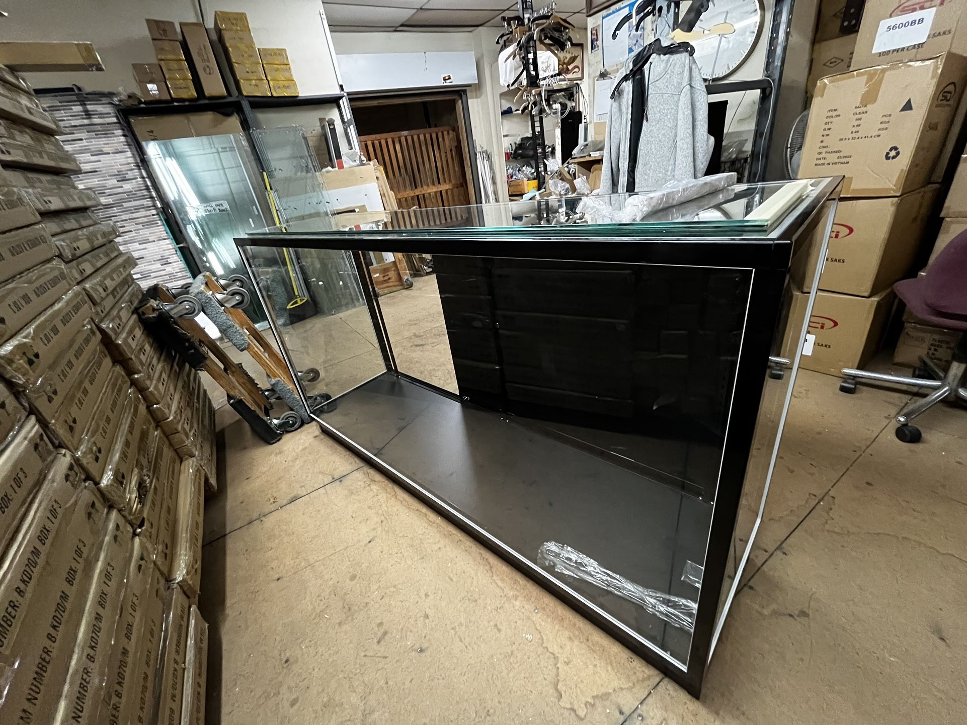 Aluminum Showcase With LED $799.35