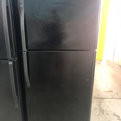 21 Cubic Foot Black Refrigerator With Ice Maker 