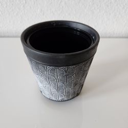 FLOWER POT w/ PLASTIC POT 