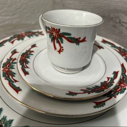 Christmas plate settings for 4, Poinsettia & Ribbons Fine China