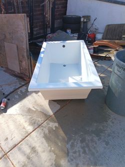 Zuma collection tub white acrylic length 69" with 36" depth 22"