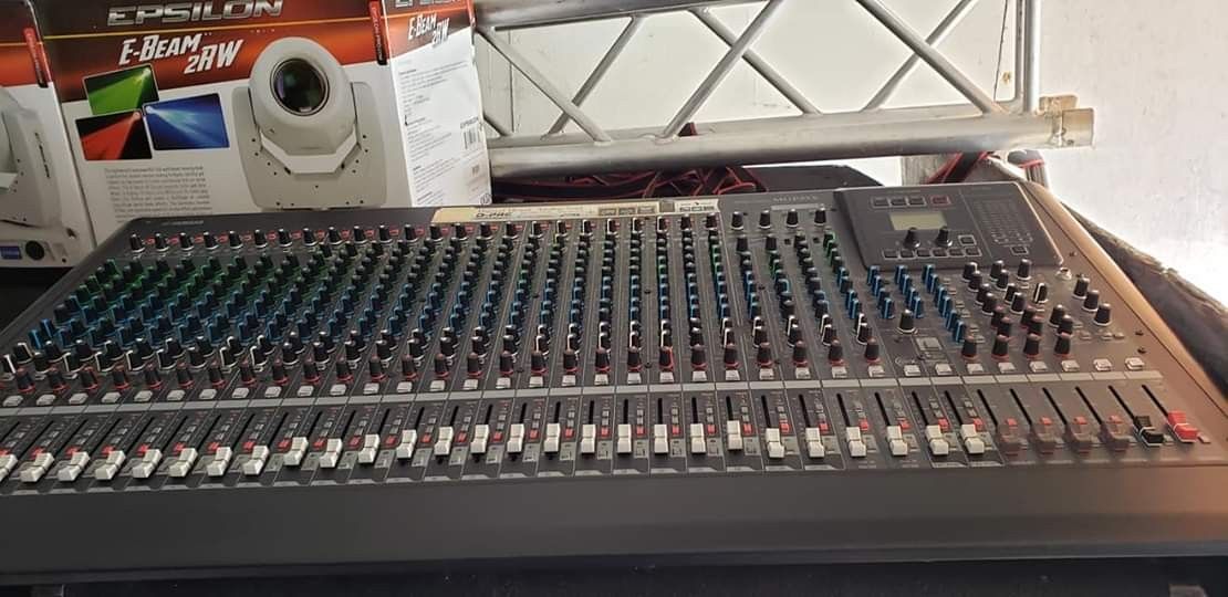 YAMAHA 32 CHANNEL MIXING CONSOLE