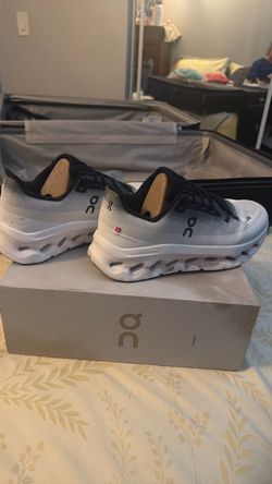 Cloudtecphase tennis shoes; size 9.