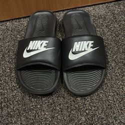 Size 7 Black Nike Slides