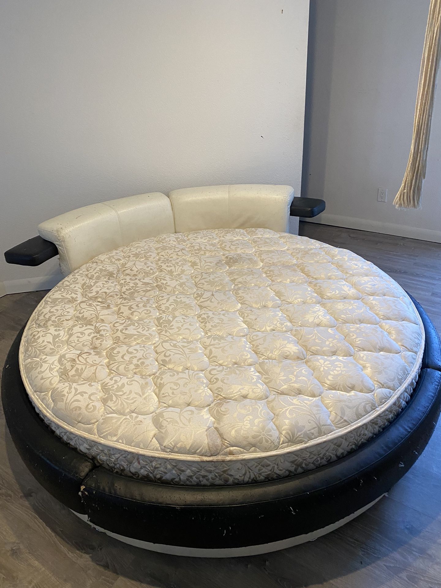 Large round bed + Mattress