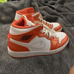 Jordan 1 Mid Metallic Orange 