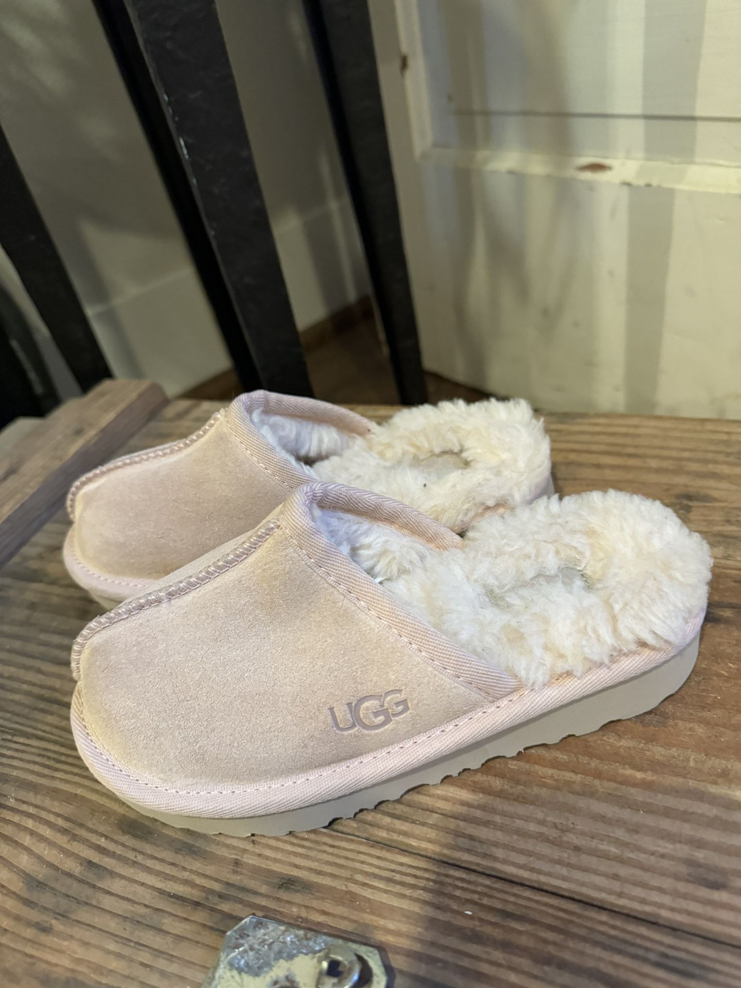 Ugg Light Pink Shearling Children’s Size 11 Slippers