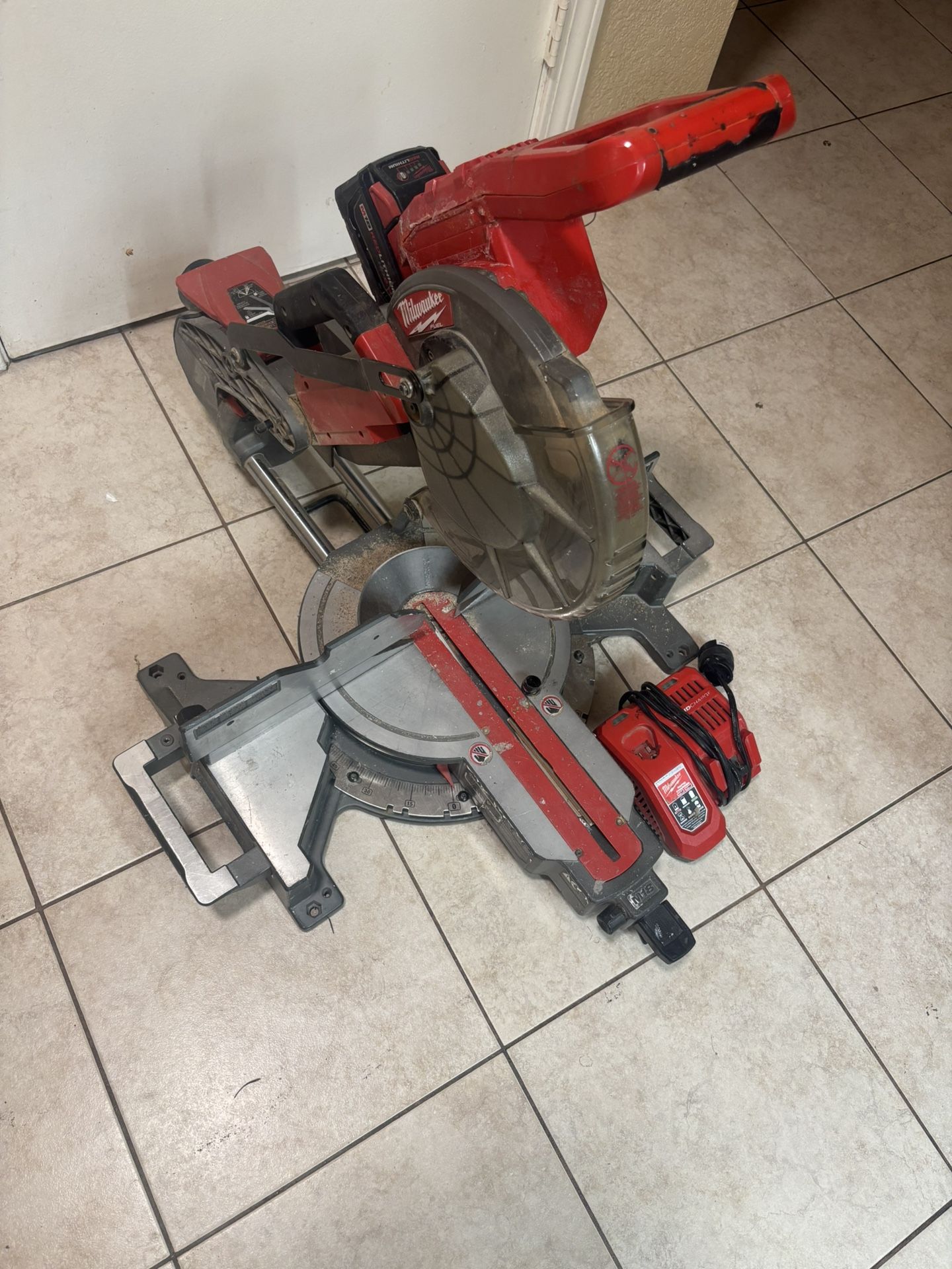 Milwaukee 10 Inch Miter Saw W/ 9volt Battery And Rapid Charger