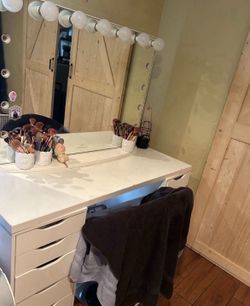 Impression vanity mirror.
