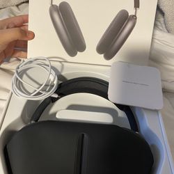 Apple AirPod Maxes
