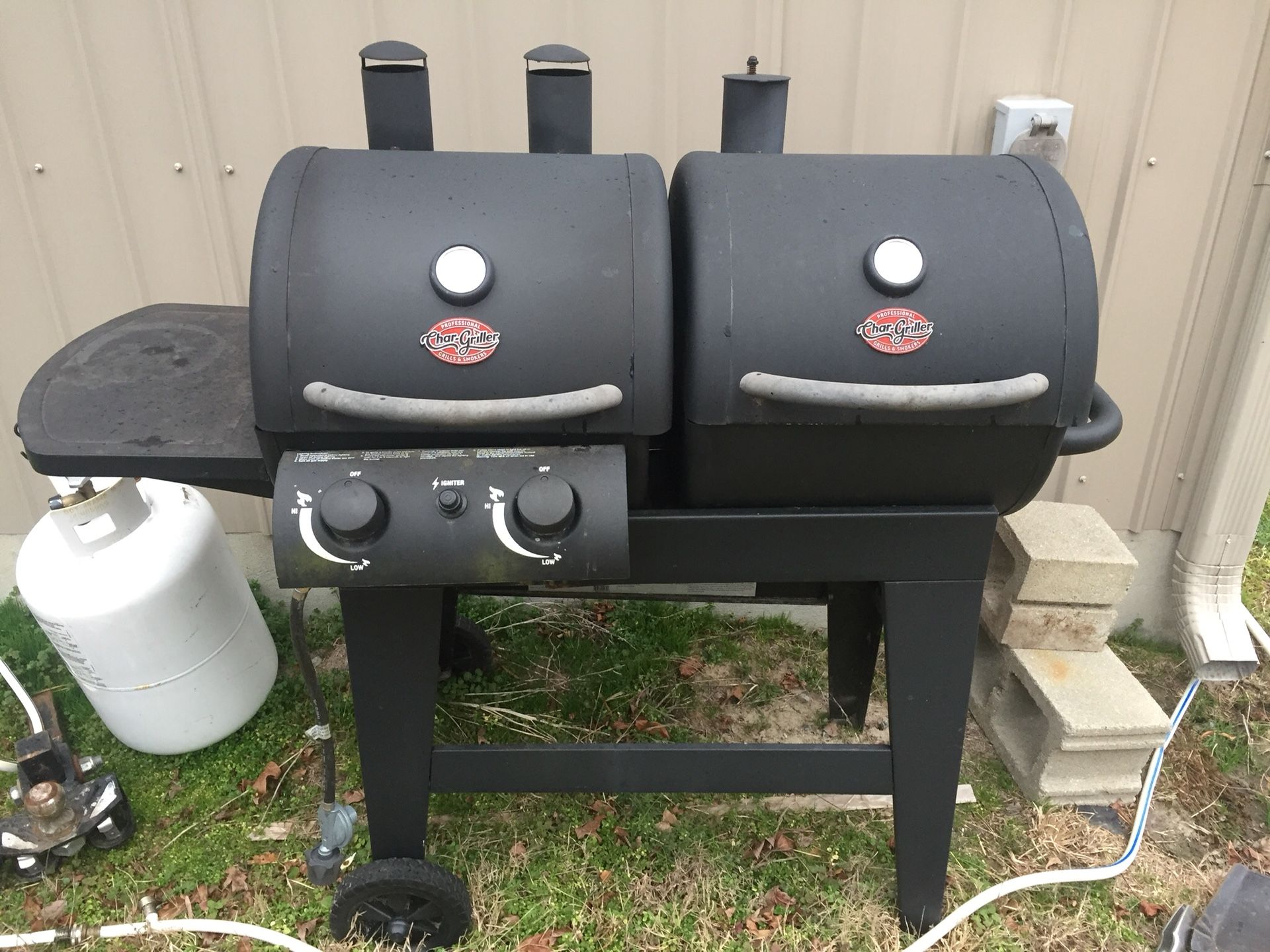 Gas and charcoal barbecue grill