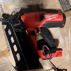 Milwaukee M18 FUEL 18-Volt Lithium-Ion Brushless Cordless Duplex Nailer with M18 FUEL