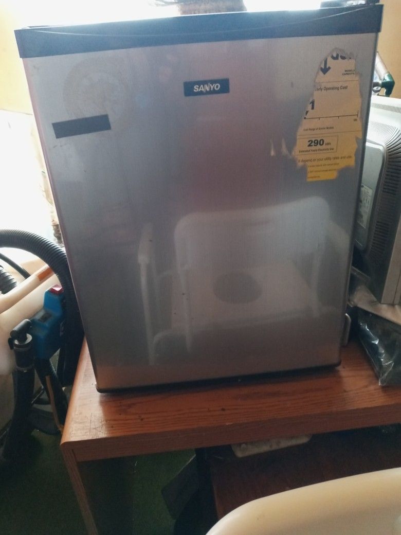 Sanyo Mini Fridge 