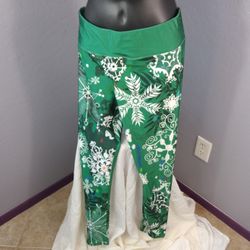Holiday themed Leggings size s/m
88% polyester and 12% spandex
