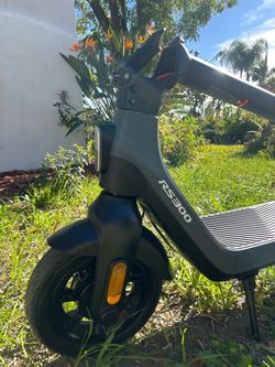 CunFon RS300 Electric Scooter 500W Top speed: about 19 mph Range: around 25 mile