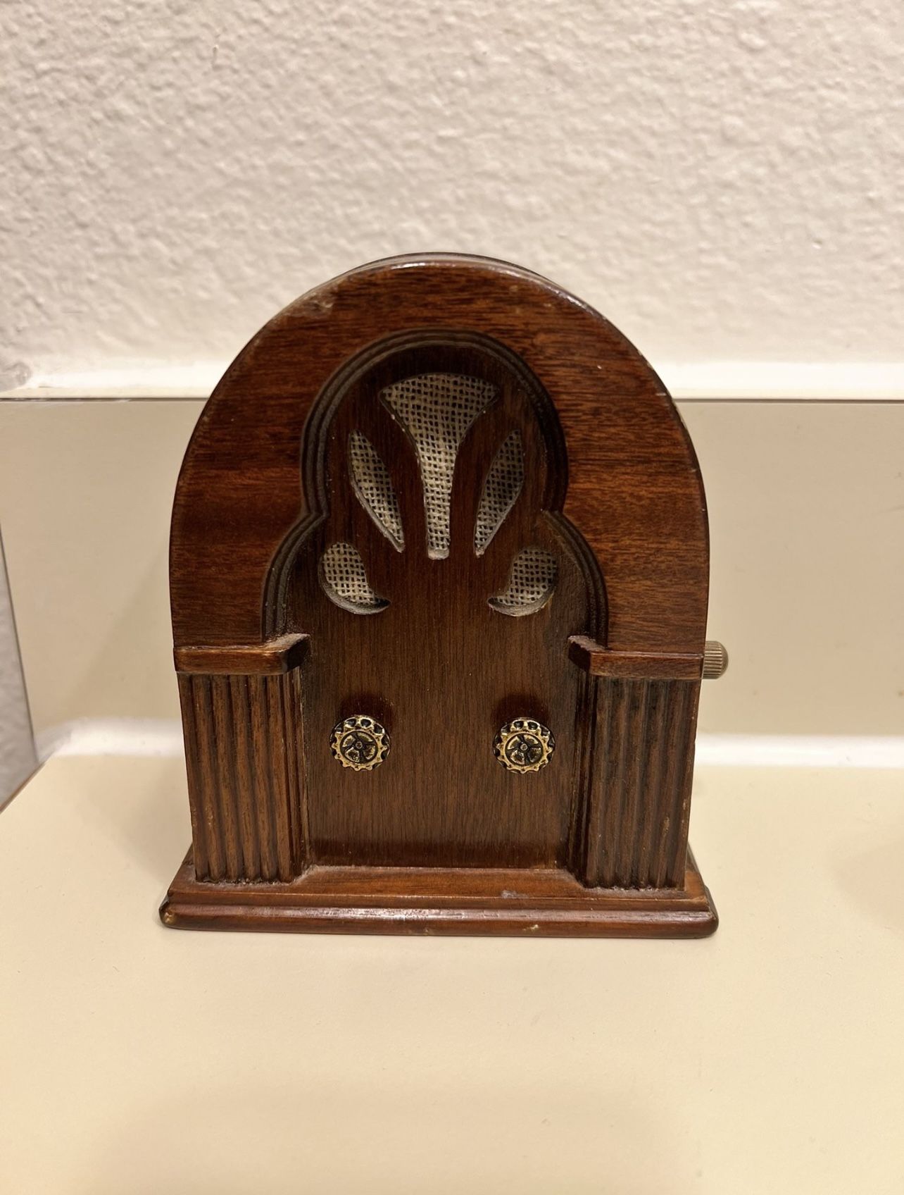 Vintage George Hood 1982 Radio wind up Music Box