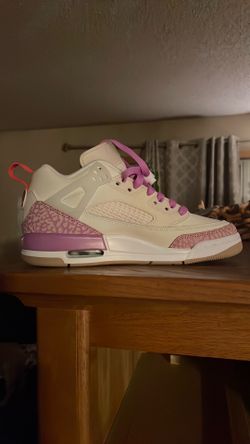 Girls Jordan’s  size 4youth