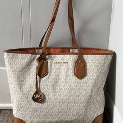 Elegant Michael Kors Tote Set – Includes Matching Wallet- Offers Welcome!
