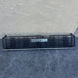 1(contact info removed) Toyota Corolla OEM Grill TE72 AE72 KE70