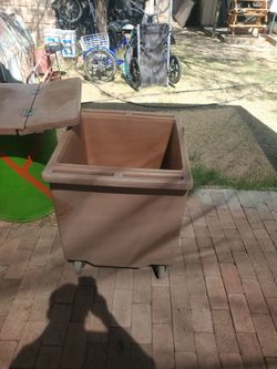 Ice bin cambro  on wells, little  damage  out side  on the corner, no affect  it   inside  I ASK  $60.00 cash