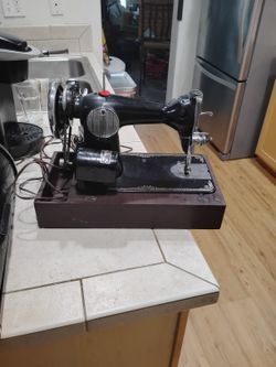 1940 PRECISION DELUXE SEWING MACHINE