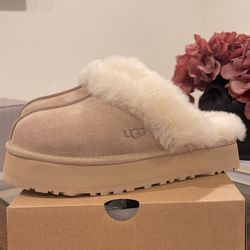 Women’s Size 6 UGG Platform Slippers