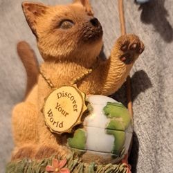 2000 Enesco Calico Kittens "Discover Your World" Cat Swatting Butterfly Figurine