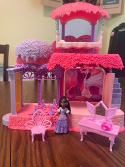 Enchanto toy house and figure