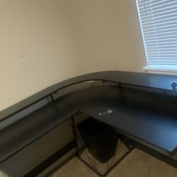 CORNER DESK 