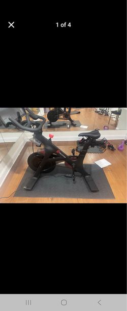 Peloton bike plus accessories like new