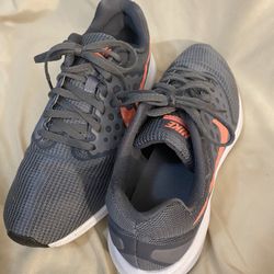 Nike Gray Women Tennis Shoes 