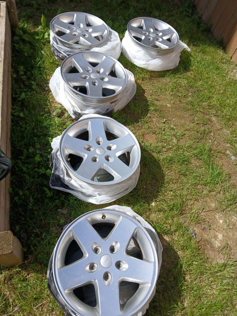 16 Inch Jeep Rims with Center Caps
