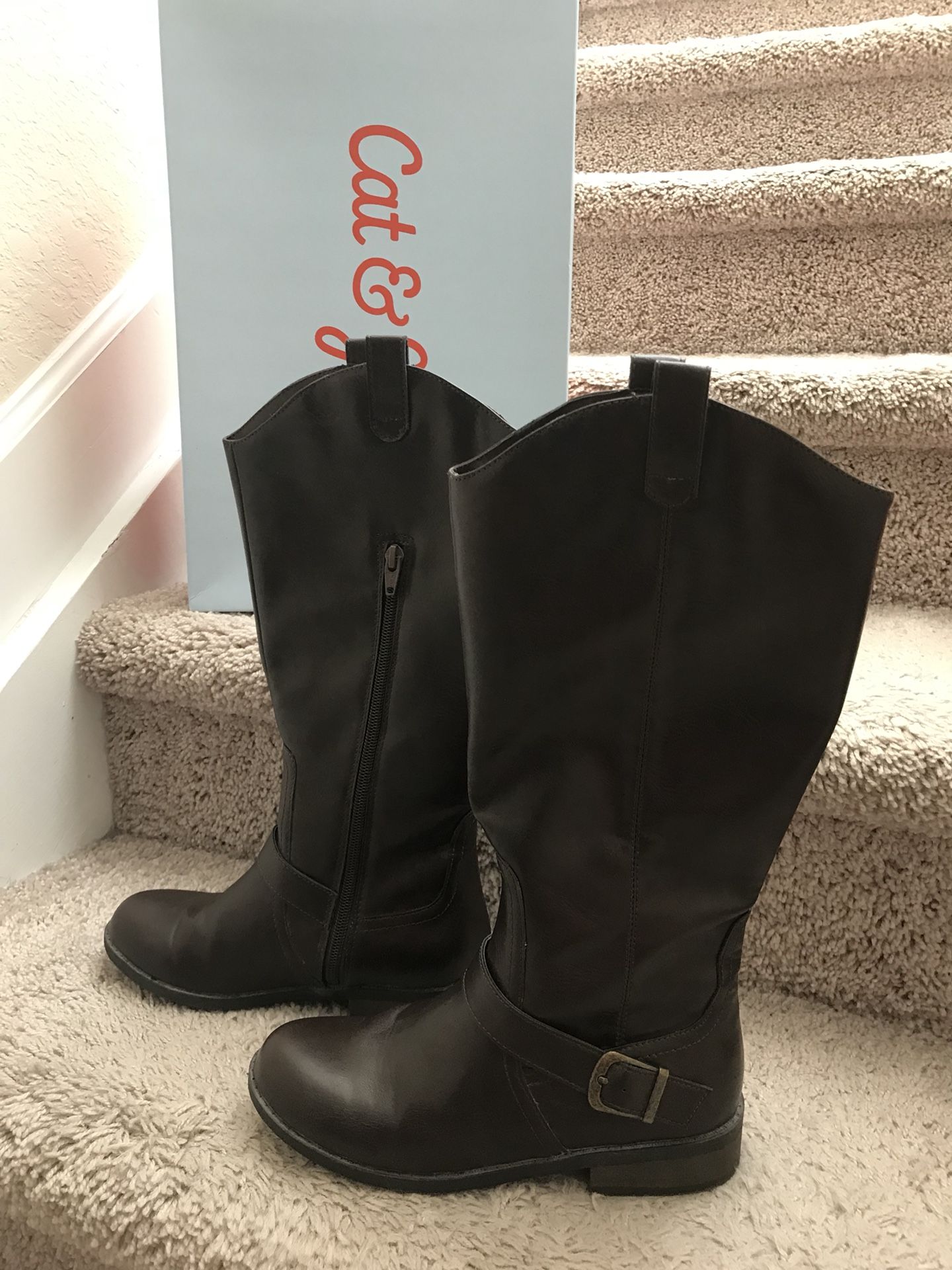 Girl brown boots sz 4. (Cat & Jack)