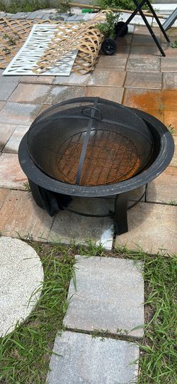Round Metal Fire Pit with Spark Screen