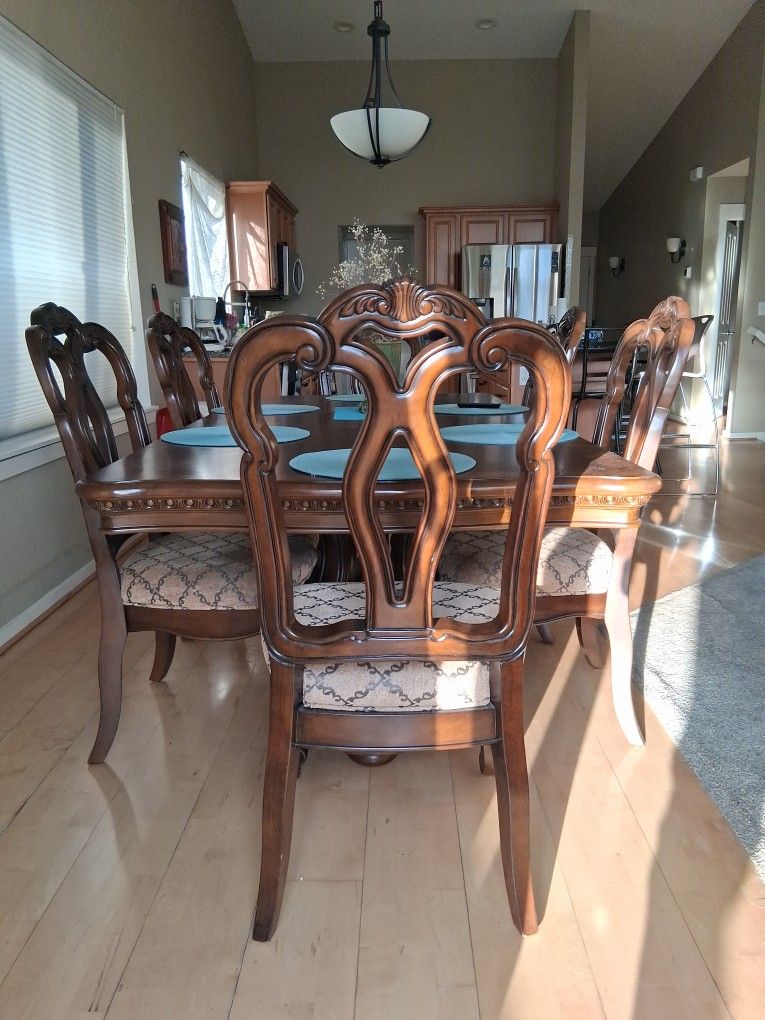 Large Dinning Set